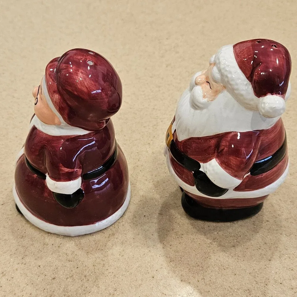 PUBLIX CERAMIC CHRISTMAS HOLIDAY SANTA & MRS CLAUS SALT & PEPPER SHAKERS SET